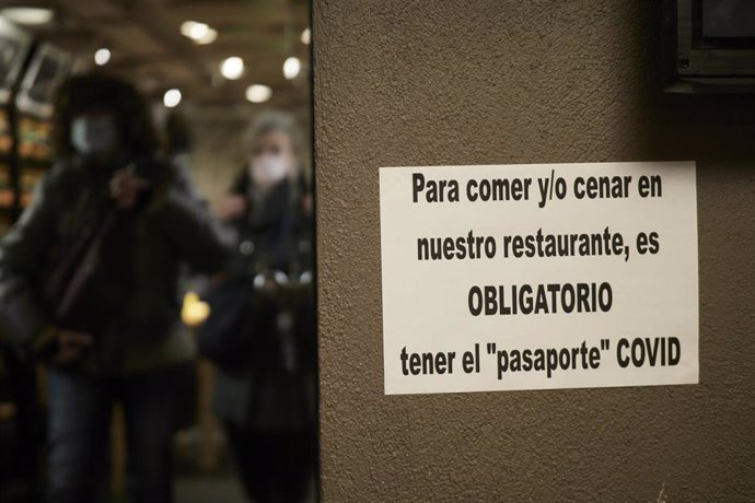 Un establecimiento hostelero a 27 de noviembre de 2021, en Pamplona, Navarra (España). El pasaporte Covid se convierte en requisito para entrar a determinados y eventos en Navarra desde este sábado. La medida estará vigente hasta el 7 de enero de 2022.