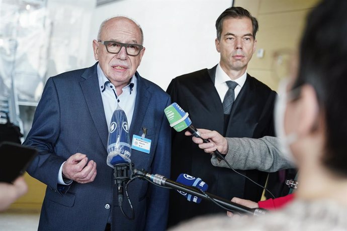 29 November 2021, Baden-Wuerttemberg, Karlsruhe: Heribert Schwan (L), ghostwriter of the memoirs about former German Chancellor Helmut Kohl entitled "Legacy: The Kohl Protocols", speaks to media after attending a hearing at the Federal Supreme Court (BG