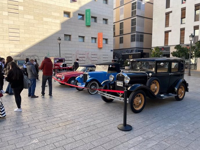 Exposición de coches antiguos en plaza Viriato