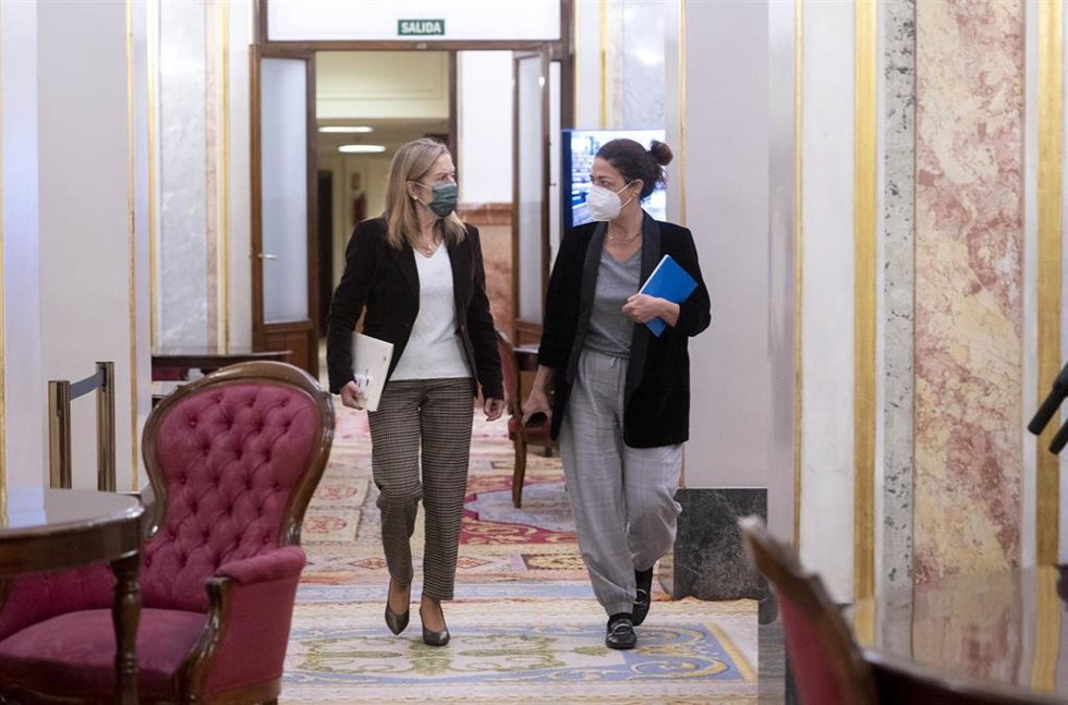La vicesecretaria de Política Social del Partido Popular, Ana Pastor (i), se dirige a una reunión de la Mesa del Congreso de los Diputados, en el Salón de Ministros, a 3 de noviembre de 2021, en Madrid, (España).