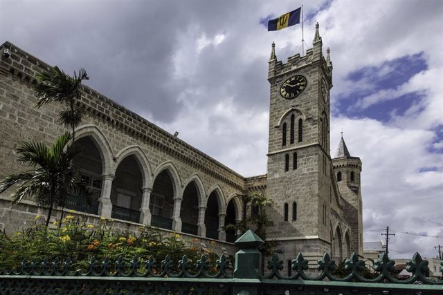 Bandera de Barbados en la sede del Parlamento en Bridgetown