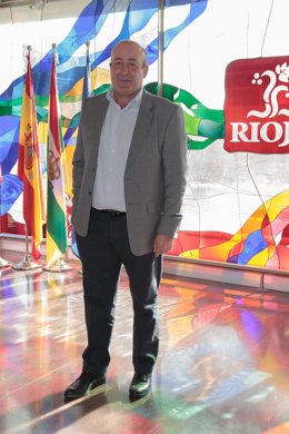 El presidente del Consejo Regulador de la DOC Rioja, Fernando Ezquerro, posa a la cámara tras una entrevista para Europa Press, en el Consejo Regulador de La Rioja, a 10 de noviembre de 2021, en Logroño, La Rioja (España).