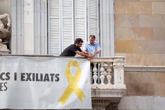 Archivo - Arxiu - Retiren la pancarta amb el llaç de la façana de la Generalitat