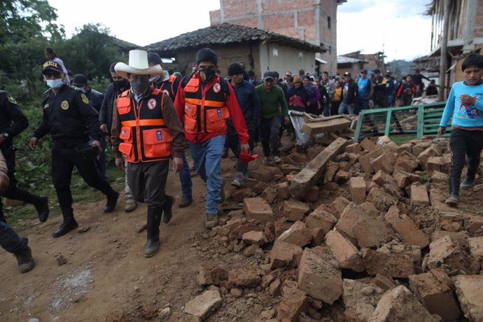 El presidente de Perú, Pedro Castillo, visita las zonas afectadas de la región amazónica del país por el terremoto de magnitud 7,5