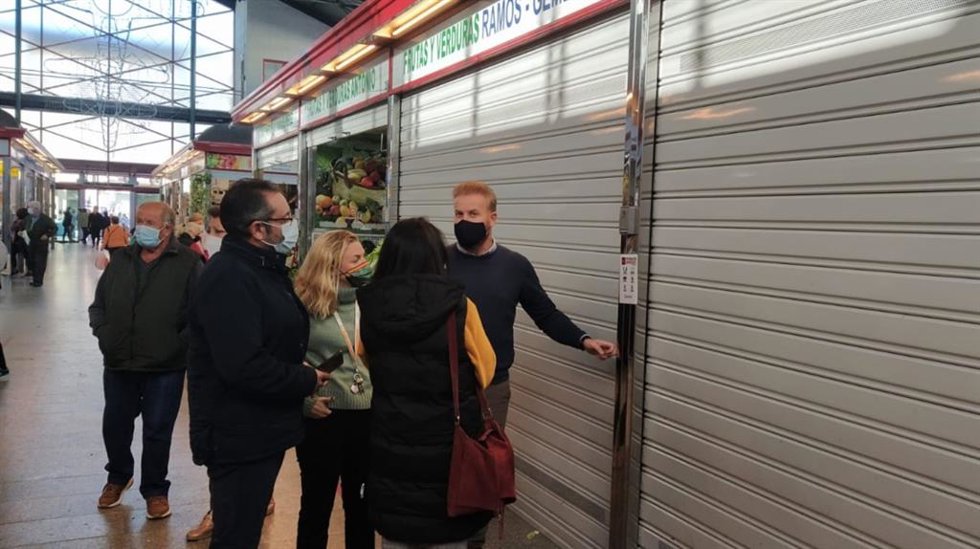 Visita de Vox al mercado de abastos de Dos Hermanas
