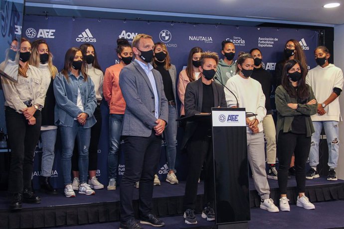 A representation of footballers from the Primera Iberdrola Spanish league and Diego Rivas, secretary general of the AFE, during the press conference to talk about the blockage in the professionalization of womens football held at the AFE (Association o