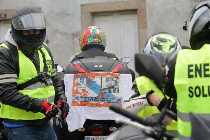 Un hombre lleva enganchada a su moto una pancarta donde se lee "A Mariña se salva luchando", antes del inicio de una caravana motera por el futuro de la planta de Alcoa en San Cibrao, a 21 de noviembre de 2021, en Ferreira de Valadouro, Lugo, Galicia (E