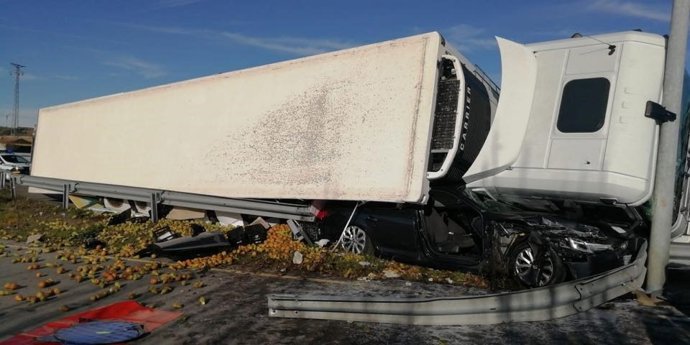 Archivo - Imagen de archivo de un camión volcado