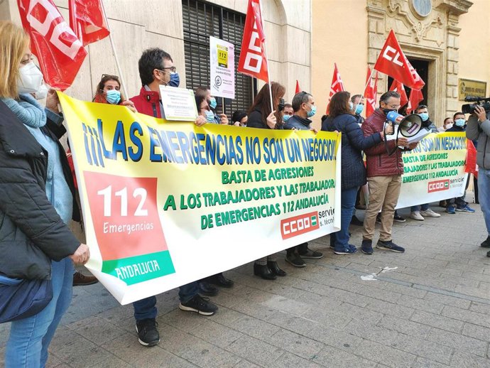 Concentración de trabajadores del Servicio de Emergencias 112 ante la Delegación del Gobierno andaluz en Córdoba.