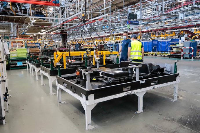 Archivo - Varios operarios trabajan en la fábrica del grupo  Stellantis en Vigo (Pontevedra).