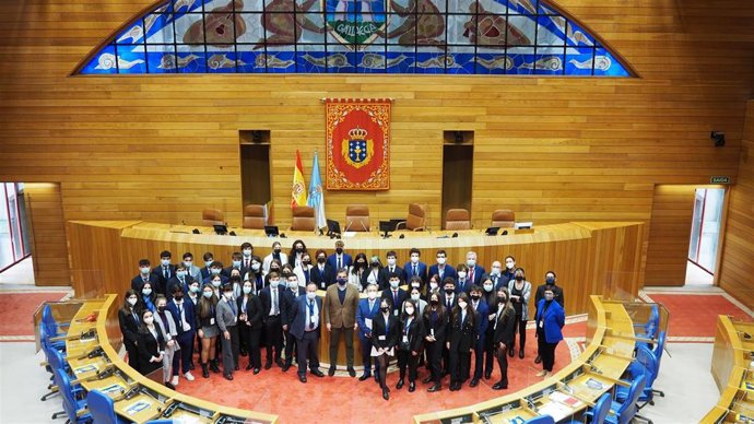 El vicepresidente del Parlamento gallego, Diego Calvo, junto a alumnos participantes en la III Sesión Autonómica del Modelo de Parlamento Europeo.