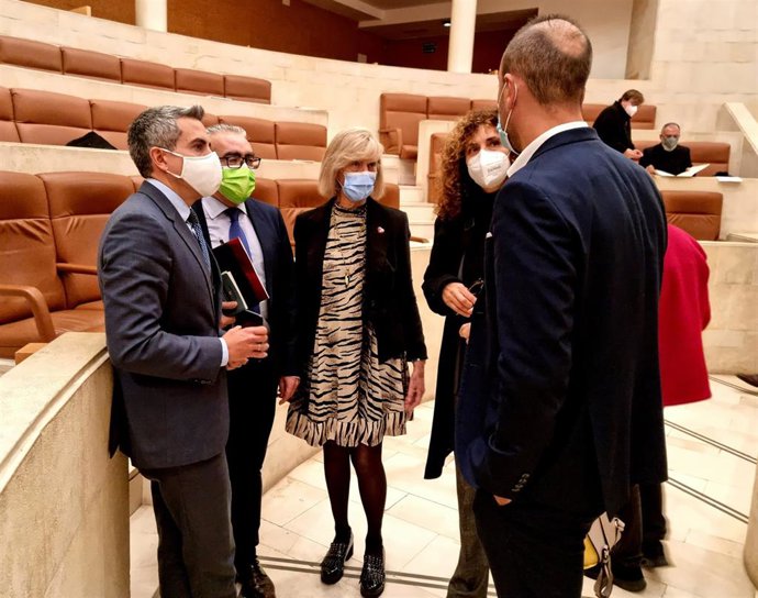 En el centro de la imagen la consejera de Educación, Marina Lombó, conversando antes del Pleno con otros integrantes del Gobierno regional o diputados