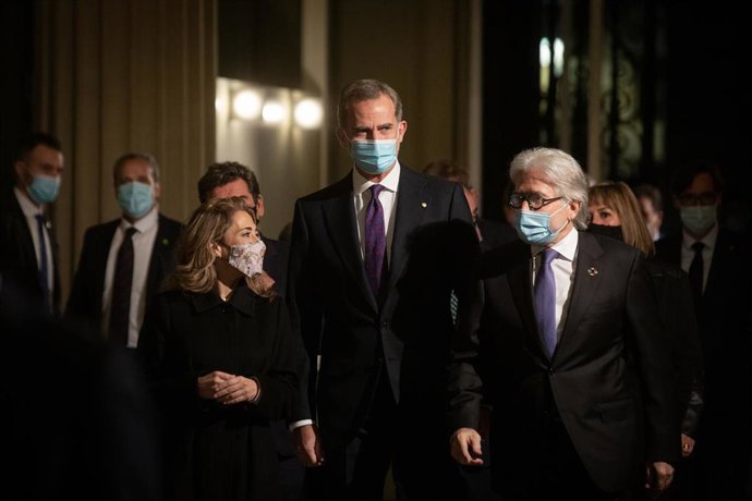 La ministra de Transportes, Movilidad y Agenda Urbana, Raquel Sánchez; el Rey Felipe VI; y el presidente de Foment del Treball, Josep Sánchez Llibre en el acto de celebración del 250 aniversario de Foment del Treball.