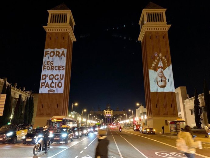 La imagen del Rey proyectada bocabajo en las Torres Venecianas de Barcelona.