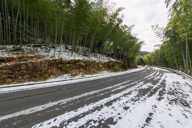 Archivo - Carretera autonómica en Asturias con nieve.