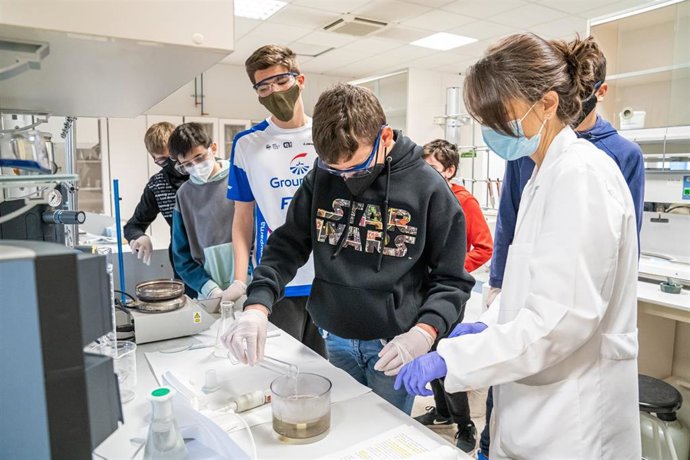 Estudiantes participan en un taller de la UR sobre elaboración de biodiésel a partir de aceite usado