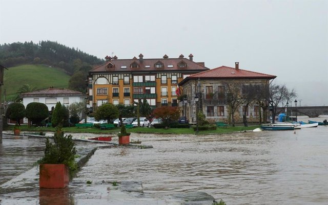 Inundaciones en Ampuero tras desbordarse el río Asón a su paso por la localidad por las intensas lluvias