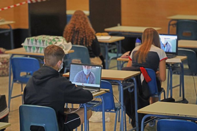 Archivo - Alumnos atienden desde su ordenador clases virtuales impartidas en el Colegio Ábaco, en Madrid (España), a 17 de septiembre de 2020. El Colegio Ábaco es de carácter privado y concertado y es uno de los centros educativos que ha optado por divi