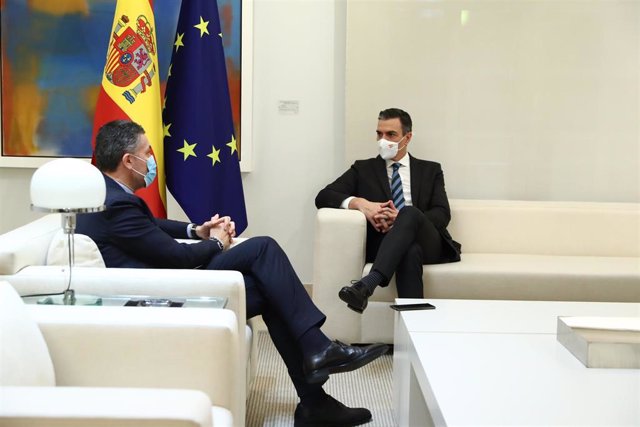 Archivo - El presidente del Gobierno, Pedro Sánchez, con el secretario general de la Confederación Europea de Sindicatos, Luca Visentini