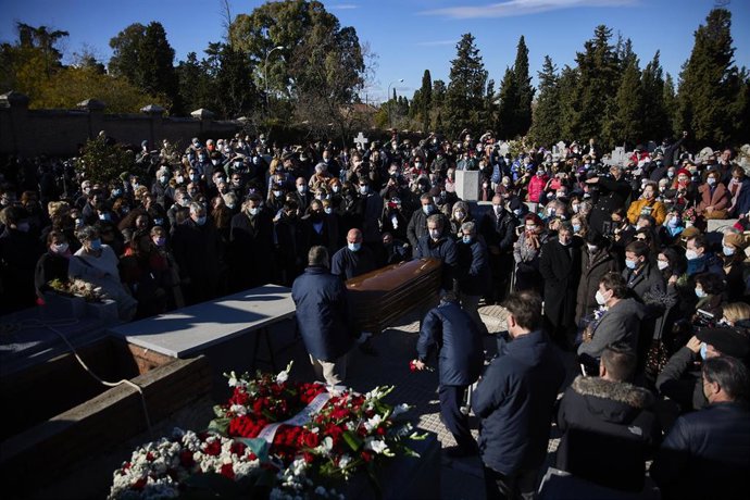 Operarios colocan el féretro de la escritora Almudena Grandes en el Cementerio Civil.