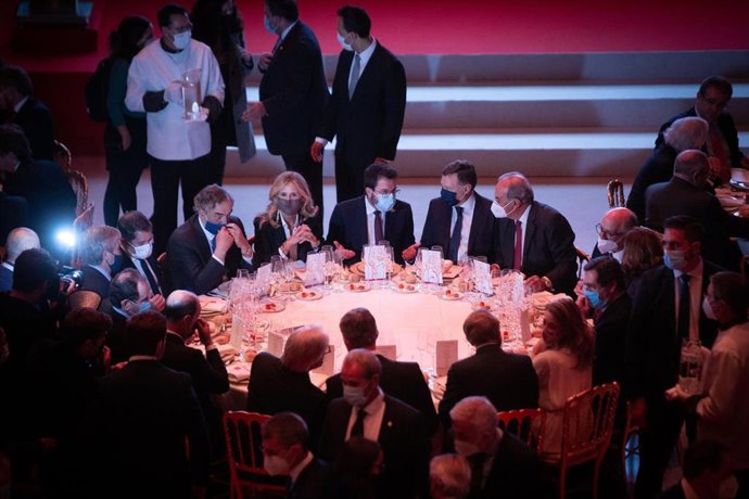 El Rey Felipe VI; los ministros Raquel Sánchez y José Luis Escriv; los presidentes Pere Aragons, Javier Lambán y Ximo Puig; la alcaldesa de Barcelona, Ada Colau, junto con representantes del mundo empresarial en el acto de Foment del Treball.