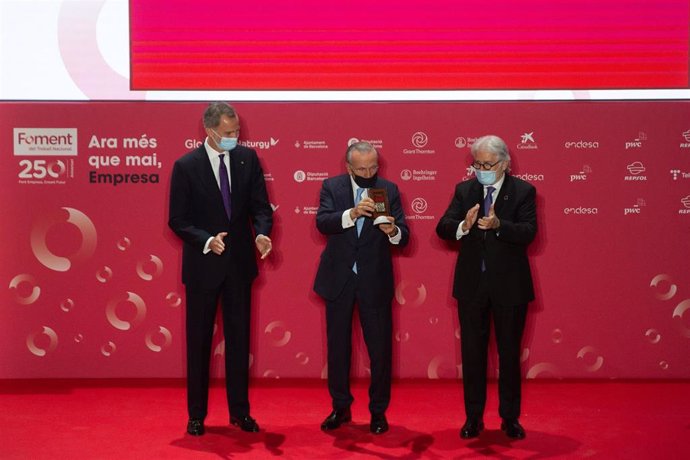 El Rey Felipe VI, el presidente de la Fundació Bancria La Caixa, Isidre Fainé, y el presidente de Foment del Treball, Josep Sánchez Llibre, en el acto de celebración del 250 aniversario de Foment del Treball.