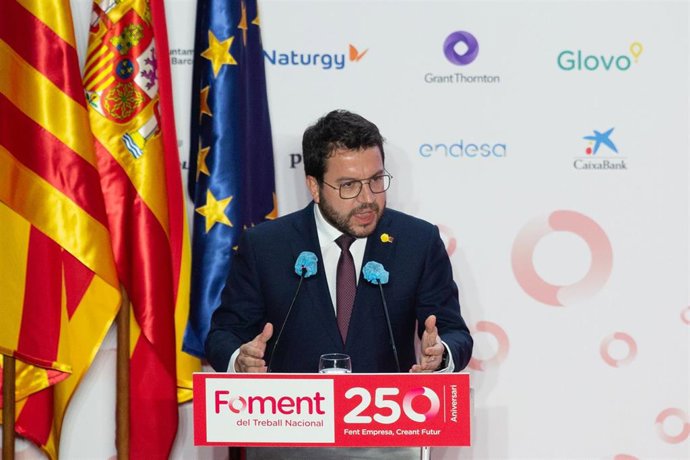 El presidente de la Generalitat, Pere Aragons, interviene en el acto de entrega de las Medallas Conmemorativas y de los XIV Premios Carles Ferrer Salat en el marco del 250 aniversario de Foment del Treball Nacional, a 29 de noviembre de 2021, en Barce