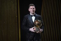 Leo Messi alza su séptimo Balón de Oro