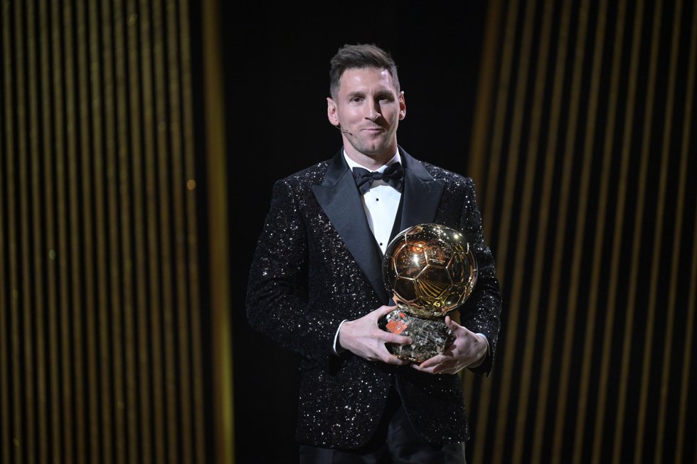 Leo Messi posa con su Balón de Oro
