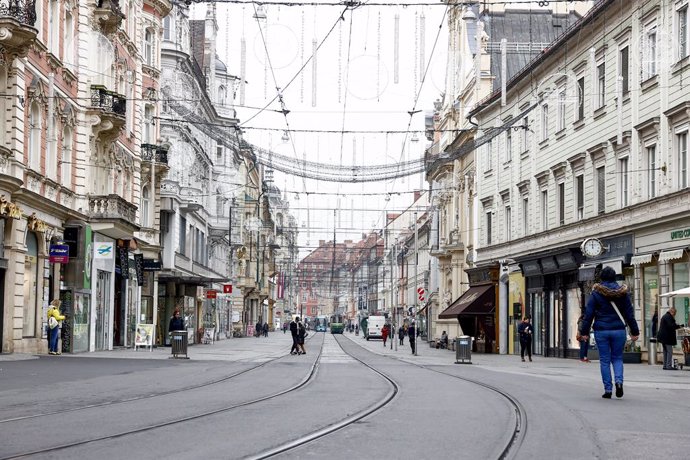 22 November 2021, Austria, Graz: Herrengasse street is almost deserted on the first day of the fourth lockdown in Austria. Only shops for daily needs are open, cultural activities are at rest, museums and cinemas are closed. Photo: Erwin Scheriau/APA/dpa