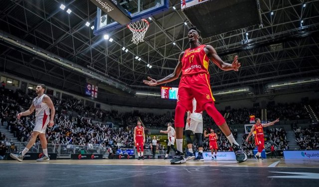 El pívot de la selección española Yankuba Sima celebra una canasta en la victoria de España sobre Georgia en la fase de clasificación para el Mundial de 2023