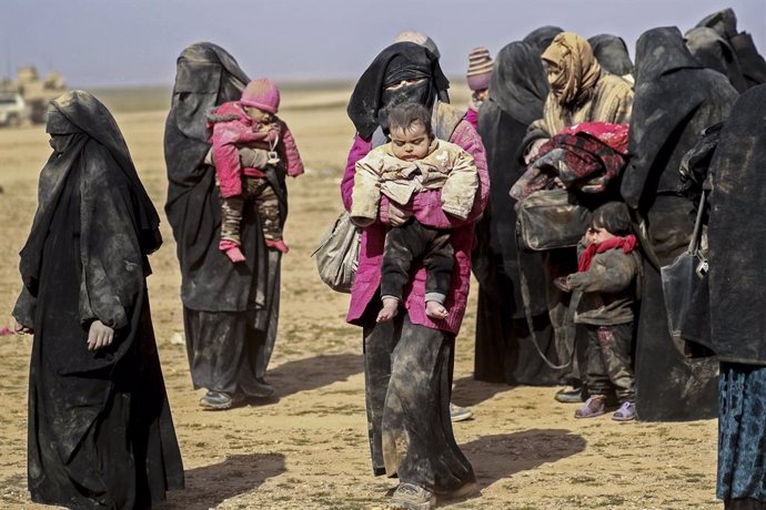 Archivo - Dones amb nens fugint de Baghuz, últim reducte d'Estat Islmic a Siria
