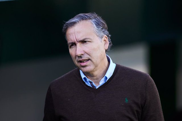 Javier Pereira, head coach of Levante, looks on during the spanish league, La Liga Santander, football match played between Real Betis and Levante UD at Benito Villamarin stadium on November 28, 2021, in Sevilla, Spain.