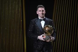 Leo Messi alza su séptimo Balón de Oro Leo Messi posa con su Balón de Oro