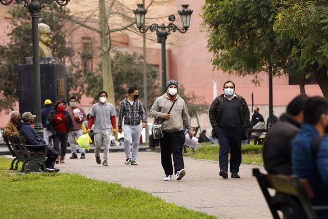 Archivo - Peruanos en Lima durnate la pandemia de coronavirus