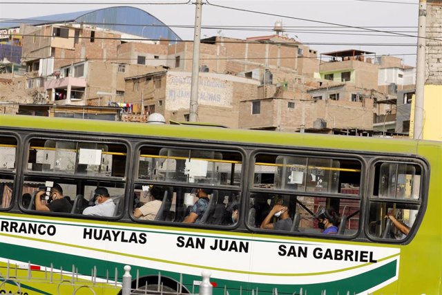 Archivo - Imagen de archivo de un autobús en Lima, Perú.
