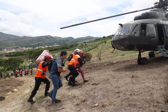 Miembros del Centro de Operaciones de Emergencia Nacional de Perú atienden a afectados por un terremoto de magnitud 7,5