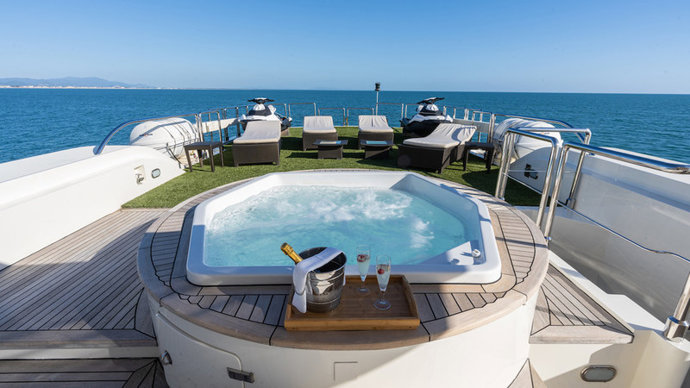 Sky deck jacuzzi with golf pad area fully equipped with biodegradable golf balls.