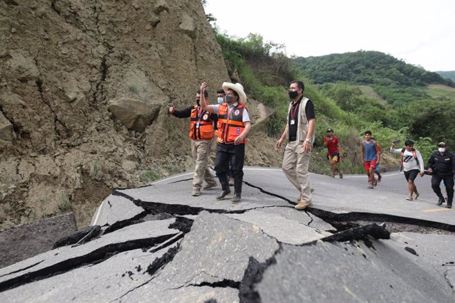 El presidente de Perú, Pedro Castillo, visita las zonas más afectadas por el terremoto de magnitud 7,5 del 28 de noviembre
