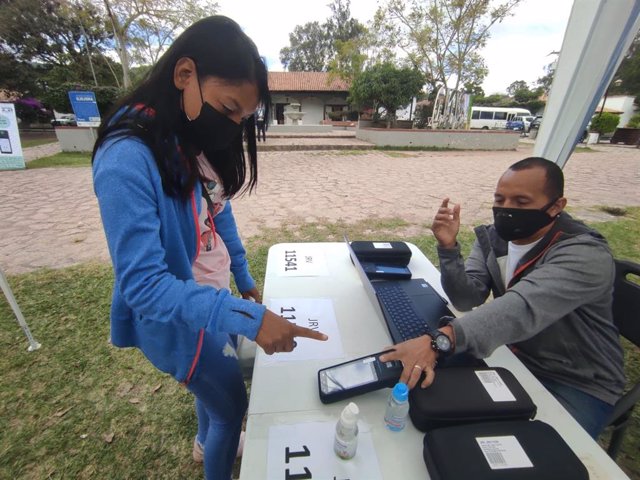 Lector de huellas digitales durante las elecciones en Honduras