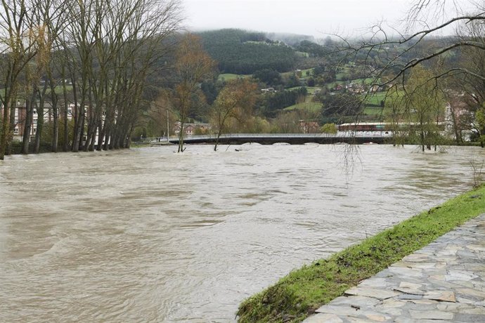 El río Ansón con el caudal muy alto a su paso por Ampuero, a 29 de noviembre de 2021, en Ampuero, Cantabria, (España). La borrasca Arwen ha dejado lluvia constante durante días y grandes nevadas en el norte de la Península. Cantabria, una de las regione