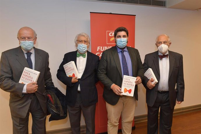Presentación en Murcia del último libro de Inocencio Arias Esta España nuestra. Mentiras, la nueva Guerra Fría y el tahúr de Moncloa