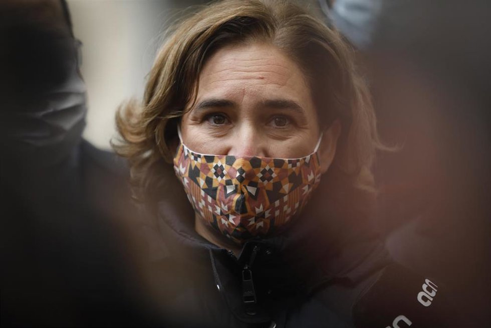 La alcaldesa de Barcelona, Ada Colau, responde a los medios en las inmediaciones del edificio donde se ha producido un incendio con víctimas mortales, en la Plaza de Tetuan.