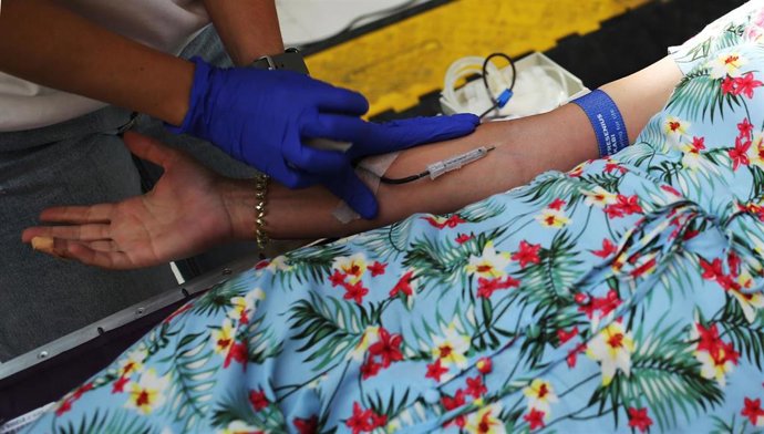 Archivo - Una mujer dona sangre,