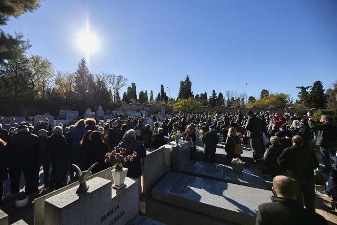 Varias personas asisten al entierro de la escritora Almudena Grandes, en el Cementerio Civil, a 29 de noviembre de 2021, en Madrid.