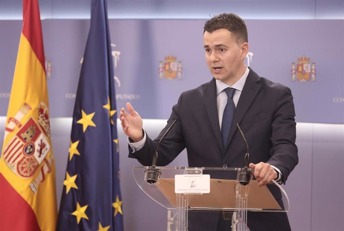 El portavoz del Grupo Parlamentario Socialista en el Congreso de los Diputados, Héctor Gómez, en una rueda de prensa anterior a una reunión de la Junta de Portavoces, en el Congreso de los Diputados, a 16 de noviembre de 2021, en Madrid, (España).