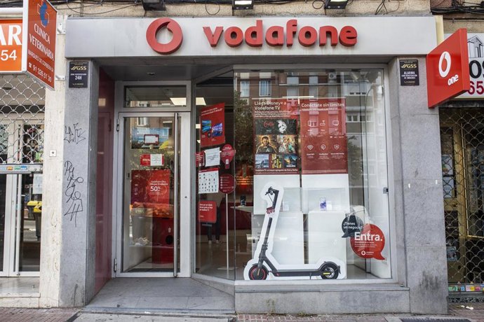 Archivo - Una tienda de Vodafone en Madrid..
