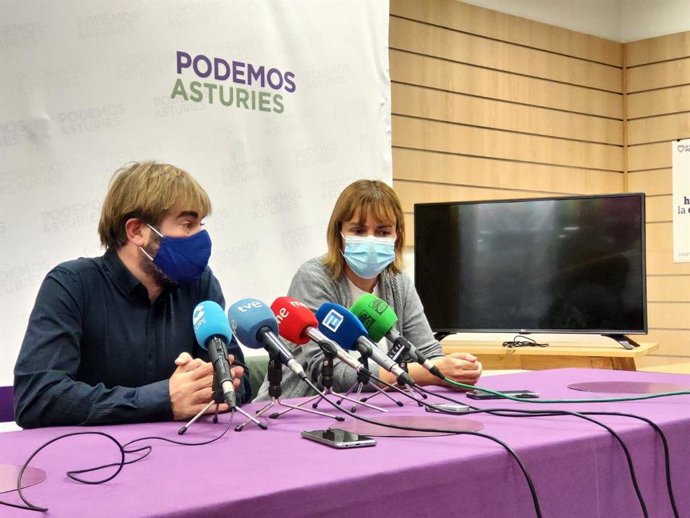El secretario de Podemos  Asturies, Daniel Ripa, y la portavoz de la formación, Covadonga Tomé, en rueda de prensa.