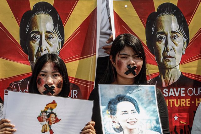 Archivo - 21 February 2021, Thailand, Bangkok: Myanmar citizens living in Thailand take part in a demonstration in front of the United Nations building against the military coup and demanded the release of Aung San Suu Kyi. Photo: Chaiwat Subprasom/SOPA I