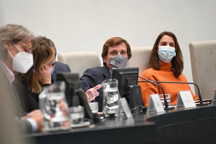 El alcalde de Madrid, José Luis Martínez-Almeida, y la portavoz de Más Madrid en el Ayuntamiento, Rita Maestre, durante un Pleno de la Infancia en el Salón del Pleno del Palacio de Cibeles 